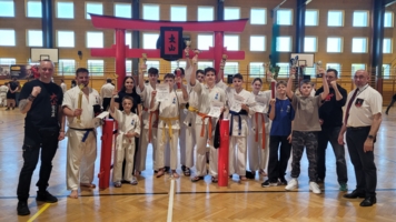Zawodnicy i trenerzy Tarnowskiego Klubu Sportowego Oyama Karate